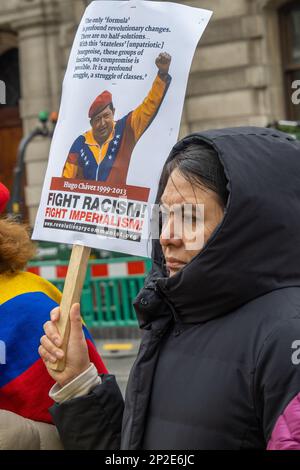 Londra, Regno Unito. 4 Mar 2023. Una protesta contro la Banca d'Inghilterra nel 10th° anniversario della morte di Hugo Chavez ha chiesto loro di restituire le 31 tonnellate d'oro del Venezuela nelle loro volte. Il governo britannico si è rifiutato di riconoscere il governo eletto del Venezuela e insiste che l'oro appartiene all'opposizione guidata da Juan Guaido la cui presidenza ad interim è stata sciolta dall'Assemblea nazionale democraticamente eletta. Peter Marshall/Alamy Live News Foto Stock