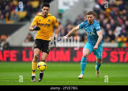 Clement Lenglet di Tottenham Hotspur cerca di inseguire Raul Jimenez di Wolverhampton Wanderers durante la partita della Premier League tra Wolverhampton Wanderers e Tottenham Hotspur a Molineux, Wolverhampton, Inghilterra il 4 marzo 2023. Foto di Scott Boulton. Solo per uso editoriale, licenza richiesta per uso commerciale. Non è utilizzabile nelle scommesse, nei giochi o nelle pubblicazioni di un singolo club/campionato/giocatore. Credit: UK Sports Pics Ltd/Alamy Live News Foto Stock