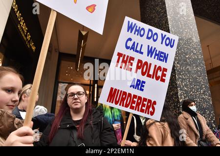 Londra, Regno Unito, 4th marzo 2023. Centinaia di donne hanno marciato nel centro di Londra a milioni di donne che si radunano ogni anno contro la violenza contro le donne. Credit: Thomas Krych/Alamy Live News Foto Stock