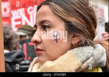 Londra, Regno Unito, 4th marzo 2023. Centinaia di donne hanno marciato nel centro di Londra a milioni di donne che si radunano ogni anno contro la violenza contro le donne. Credit: Thomas Krych/Alamy Live News Foto Stock