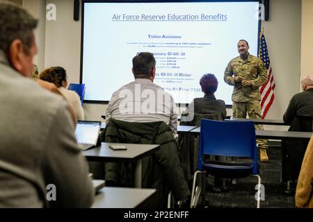 Tecnico. Eric Jackson, un selezionatore del comando della riserva dell'aeronautica, istruisce gli educatori della contea di Trumbull sui benefici di arlistment disponibili ai loro allievi, 24 gennaio 2023, a Niles, Ohio. Jackson ha incontrato gli educatori per parlare in modo trasparente degli attuali eventi nazionali e internazionali e di come questi influiscono sul reclutamento. Foto Stock