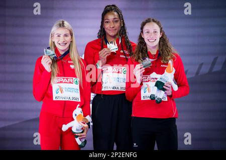 Adrianna Sulek in Polonia, Nafissatou Nafi Thiam in Belgio e Noor Vidts in Belgio celebrano la cerimonia del podio della competizione femminile di pentathlon alla 37th edizione dei Campionati europei di atletica al coperto, a Istanbul, in Turchia, sabato 04 marzo 2023. I campionati si svolgono dal 2 al 5 marzo. FOTO DI BELGA JASPER JACOBS Foto Stock