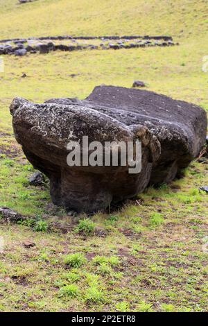 Moai che non sono mai stati completati nella cava di Rano Raraku, Isola di Pasqua, Cile, Sud America Foto Stock