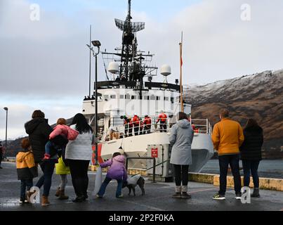 La famiglia e gli amici accolgono a casa l'equipaggio della Guardia Costiera Cutter Alex Haley alla base della Guardia Costiera Kodiak, 12 gennaio 2023, a seguito di un prolungato periodo di manutenzione della darsena di sette mesi a Seattle, Washington. Mentre si trovava in una darsena, l'equipaggio e gli appaltatori hanno completato con successo più di $6 milioni di riparazioni. STATI UNITI Foto della Guardia Costiera di Petty Officer 3rd Classe Ian Gray. Foto Stock