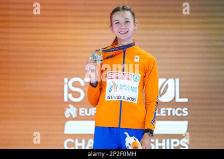 ISTANBUL, TURCHIA - 4 MARZO: Femke Bol dei Paesi Bassi durante la cerimonia del podio dopo aver partecipato alla 400m femminile durante il Day 2 dei Campionati europei di atletica indoor all'Atakoy Athletics Arena il 4 marzo 2023 a Istanbul, Turchia (Foto di Nikola Krstic/BSR Agency) Credit: BSR Agency/Alamy Live News Foto Stock