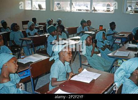 Kano Nigeria Bambini a scuola alle loro scrivanie Foto Stock