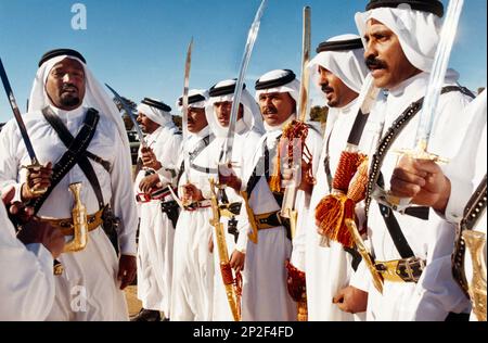 Le guardie nazionali dell'Arabia Saudita eseguono la danza folcloristica dell'Ardah Saudita utilizzando le spade, Patrimonio culturale immateriale dell'UNESCO Foto Stock