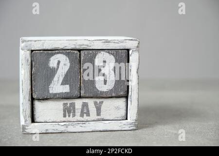 Maggio 23 calendario fatto cubi di legno grigio background.With uno spazio vuoto per il tuo testo Foto Stock