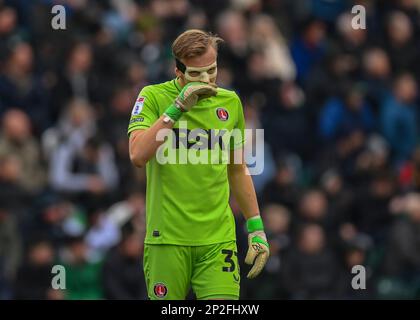 Ashley Maynard-Brewer (31) durante la partita della Sky Bet League 1 Plymouth Argyle vs Charlton Athletic a Home Park, Plymouth, Regno Unito, 4th marzo 2023 (Foto di Stanley Kasala/News Images) Foto Stock