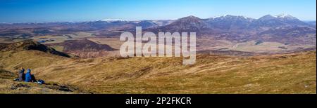 Due escursionisti femminili si rilassano sulla cima del ben Vorlich vicino a Pitlochry, Scozia, e godono di una vista ampia Foto Stock