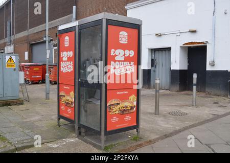 4th marzo 2023, Swansea, Galles, Regno Unito. Burger King pubblicità su caselle telefoniche fuori McDonalds in Castle Gardens. Foto Stock