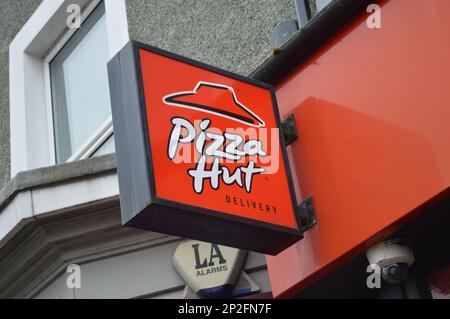 4th marzo 2023, Swansea, Galles, Regno Unito. Consegna pizza Hut su St Helen's Road. Foto Stock