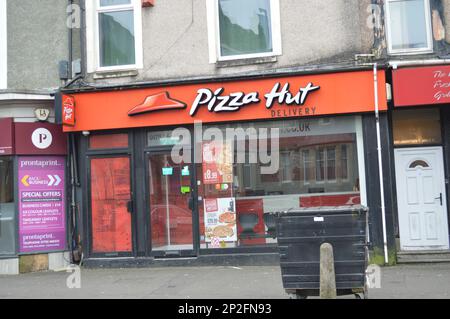 4th marzo 2023, Swansea, Galles, Regno Unito. Consegna pizza Hut su St Helen's Road. Foto Stock
