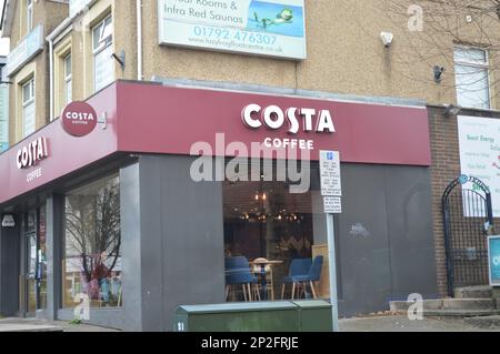 4th marzo 2023, Swansea, Galles, Regno Unito. Costa Coffee outlet sotto Lazy Frog Floatation Centre in Uplands. Foto Stock