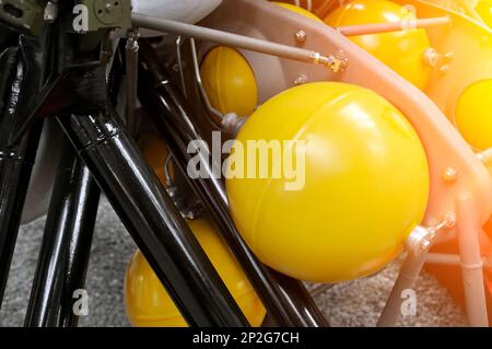 Palloncini per lo stoccaggio dell'elio utilizzato nel sistema pneumatico del motore. Foto Stock