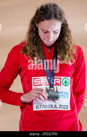 Il belga Noor Vidts è stato raffigurato sulla cerimonia del podio della gara di pentathlon femminile alla 37th edizione dei Campionati europei di atletica indoor, a Istanbul, in Turchia, sabato 04 marzo 2023. I campionati si svolgono dal 2 al 5 marzo. FOTO DI BELGA JASPER JACOBS Foto Stock