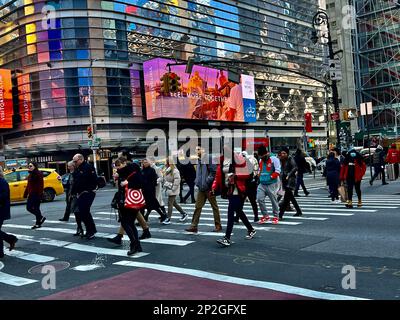 Pedoni nel croccante a 8th Avenue e 42nd Street a New York City. Foto Stock