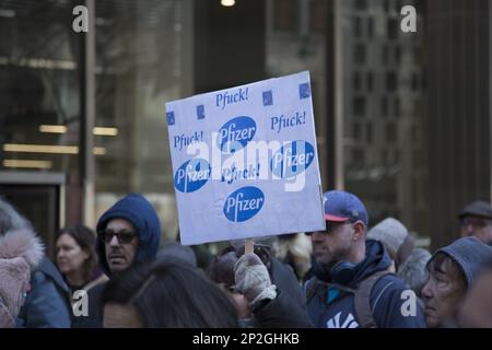 I dimostranti per la libertà sanitaria e le persone contro i mandati dei vaccini si radunano di fronte alla sede centrale mondiale di Pfizer a Manhattan. I produttori di vaccini hanno fatto miliardi di dollari senza alcuna responsabilità legale per gli effetti collaterali nascosti su molti che sono stati fondamentalmente coperti e censurati dai media tradizionali. Foto Stock