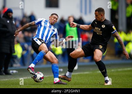 Liam Palmer #2 di Sheffield Wednesday e Jonson Clarke-Harris #9 di Peterborough United durante la partita della Sky Bet League 1 di Sheffield Wednesday vs Peterborough a Hillsborough, Sheffield, Regno Unito, 4th marzo 2023 (Foto di ben Early/News Images) Foto Stock