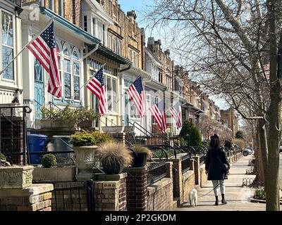 I proprietari mostrano il loro patriottismo mostrando la bandiera americana alle loro porte d'ingresso nel quartiere Windsor Terrace di Brooklyn New York. Foto Stock