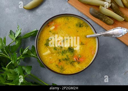 Zuppa di cetrioli - zuppa tradizionale polacca con cetrioli sottaceto, patate, carote e aneto Foto Stock