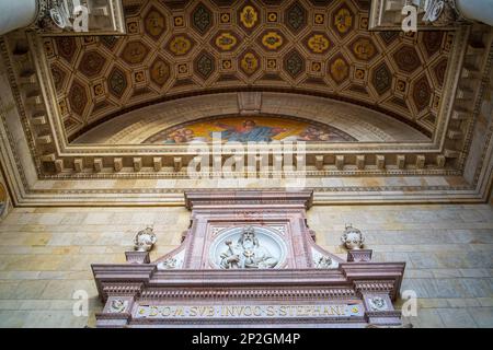 Vista sul soffitto dorato del cancello d'ingresso di St Basilica di Stefano a Budapest. Cattedrale cattolica in onore del primo re di Ungheria. Budapest, Ungheria - 3 febbraio 2023. Foto Stock