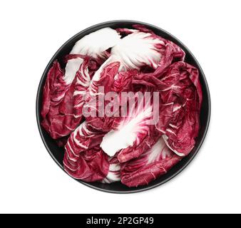 Foglie di radicchio maturo in ciotola su fondo bianco, vista dall'alto Foto Stock