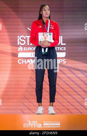 Il belga Nafissatou Nafi Thiam ha ritratto sulla cerimonia del podio del concorso di pentathlon femminile alla 37th edizione dei Campionati europei di atletica indoor, a Istanbul, in Turchia, sabato 04 marzo 2023. I campionati si svolgono dal 2 al 5 marzo. FOTO DI BELGA JASPER JACOBS Foto Stock