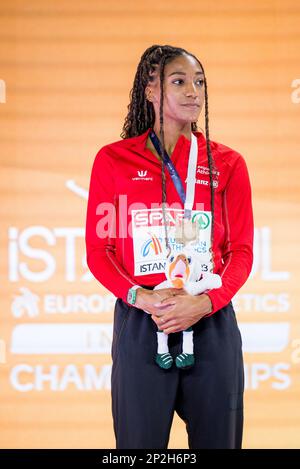 Il belga Nafissatou Nafi Thiam ha ritratto sulla cerimonia del podio del concorso di pentathlon femminile alla 37th edizione dei Campionati europei di atletica indoor, a Istanbul, in Turchia, sabato 04 marzo 2023. I campionati si svolgono dal 2 al 5 marzo. FOTO DI BELGA JASPER JACOBS Foto Stock