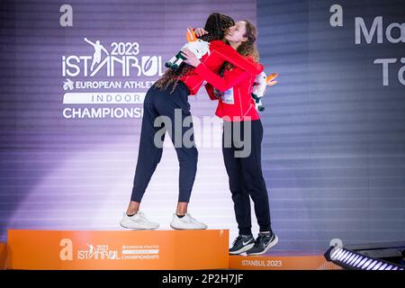 Il belga Nafissatou Nafi Thiam e il belga Noor Vidts hanno raffigurato sulla cerimonia del podio della competizione femminile di pentathlon alla 37th edizione dei Campionati europei di atletica al coperto, a Istanbul, in Turchia, sabato 04 marzo 2023. I campionati si svolgono dal 2 al 5 marzo. FOTO DI BELGA JASPER JACOBS Foto Stock