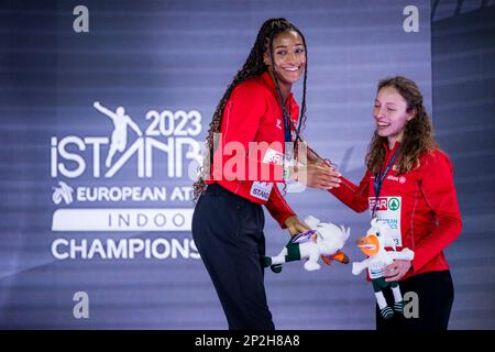 Il belga Nafissatou Nafi Thiam e il belga Noor Vidts hanno raffigurato sulla cerimonia del podio della competizione femminile di pentathlon alla 37th edizione dei Campionati europei di atletica al coperto, a Istanbul, in Turchia, sabato 04 marzo 2023. I campionati si svolgono dal 2 al 5 marzo. FOTO DI BELGA JASPER JACOBS Foto Stock