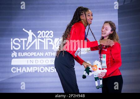 Il belga Nafissatou Nafi Thiam e il belga Noor Vidts hanno raffigurato sulla cerimonia del podio della competizione femminile di pentathlon alla 37th edizione dei Campionati europei di atletica al coperto, a Istanbul, in Turchia, sabato 04 marzo 2023. I campionati si svolgono dal 2 al 5 marzo. FOTO DI BELGA JASPER JACOBS Foto Stock