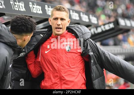 Monchengladbach, Renania settentrionale-Vestfalia, Germania. 4th Mar, 2023. SC Freiburg Forward NILS PETERSEN (18, centro) parla con un compagno di squadra prima della partita Borussia Monchengladbach-SC Freiburg Bundesliga nel Parco Borussia di Monchengladbach, Germania il 4 marzo 2023. (Credit Image: © Kai Dambach/ZUMA Press Wire) SOLO PER USO EDITORIALE! Non per USO commerciale! Foto Stock