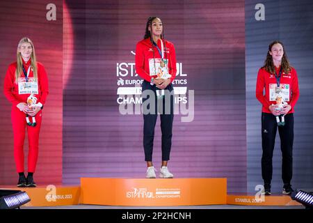 Adrianna Sulek in Polonia, Nafissatou Nafi Thiam in Belgio e Noor Vidts in Belgio hanno partecipato alla cerimonia del podio della competizione femminile di pentathlon alla 37th edizione dei Campionati europei di atletica al coperto, svoltasi sabato 04 marzo 2023 ad Istanbul, in Turchia. I campionati si svolgono dal 2 al 5 marzo. FOTO DI BELGA JASPER JACOBS Foto Stock