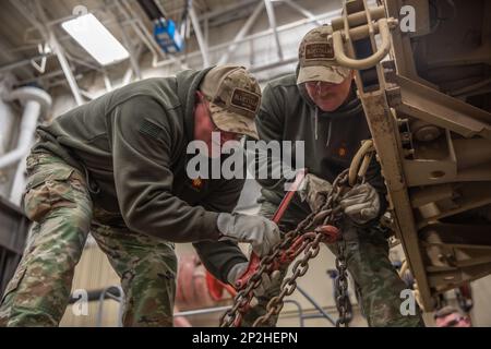 I guardiani nazionali dell'esercito dell'Oklahoma si sono riuniti per mettere alla prova le loro abilità meccaniche al secondo concorso annuale Mechanic of the Year tenutosi presso il Combined Support Maintenance Shop di Norman, Oklahoma, il 8 febbraio 2023. Otto squadre di quattro uomini hanno rappresentato i rispettivi negozi di manutenzione di tutto lo stato per mostrare le proprie competenze e dimostrare chi è il migliore meccanico, ma anche per entrare in rete tra gli altri concorrenti. (Foto della Guardia Nazionale dell'Oklahoma di Sgt. REECE Heck) Foto Stock