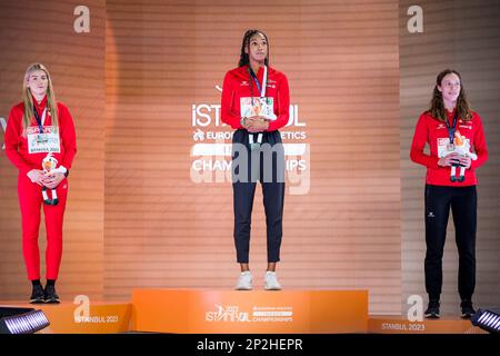 Adrianna Sulek in Polonia, Nafissatou Nafi Thiam in Belgio e Noor Vidts in Belgio hanno partecipato alla cerimonia del podio della competizione femminile di pentathlon alla 37th edizione dei Campionati europei di atletica al coperto, svoltasi sabato 04 marzo 2023 ad Istanbul, in Turchia. I campionati si svolgono dal 2 al 5 marzo. FOTO DI BELGA JASPER JACOBS Foto Stock