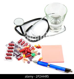 Stetoscopio, pillole mediche e prescrizione isolata su sfondo bianco. Foto Stock