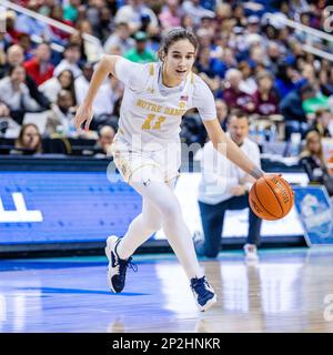 Greensboro, North Carolina, Stati Uniti. 4th Mar, 2023. La guardia irlandese combattente di Notre Dame Sonia Citron (11) si porta nel paniere durante le semifinali del Torneo ACC delle Donne contro i Louisville Cardinals al Greensboro Coliseum di Greensboro, North Carolina. (Scott Kinser/Cal Sport Media). Credit: csm/Alamy Live News Foto Stock