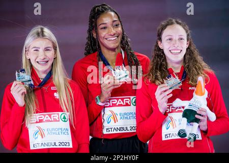 Adrianna Sulek in Polonia, Nafissatou Nafi Thiam in Belgio e Noor Vidts in Belgio hanno partecipato alla cerimonia del podio della competizione femminile di pentathlon alla 37th edizione dei Campionati europei di atletica al coperto, svoltasi sabato 04 marzo 2023 ad Istanbul, in Turchia. I campionati si svolgono dal 2 al 5 marzo. FOTO DI BELGA JASPER JACOBS Foto Stock