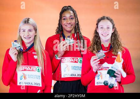 Adrianna Sulek in Polonia, Nafissatou Nafi Thiam in Belgio e Noor Vidts in Belgio hanno partecipato alla cerimonia del podio della competizione femminile di pentathlon alla 37th edizione dei Campionati europei di atletica al coperto, svoltasi sabato 04 marzo 2023 ad Istanbul, in Turchia. I campionati si svolgono dal 2 al 5 marzo. FOTO DI BELGA JASPER JACOBS Foto Stock