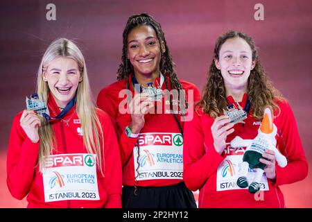 Adrianna Sulek in Polonia, Nafissatou Nafi Thiam in Belgio e Noor Vidts in Belgio hanno partecipato alla cerimonia del podio della competizione femminile di pentathlon alla 37th edizione dei Campionati europei di atletica al coperto, svoltasi sabato 04 marzo 2023 ad Istanbul, in Turchia. I campionati si svolgono dal 2 al 5 marzo. FOTO DI BELGA JASPER JACOBS Foto Stock