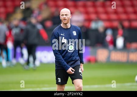 Jason Taylor of Barrow si scalda prima durante la partita della Sky Bet League 2 tra Walsall e Barrow al Banks's Stadium, Walsall, sabato 4th marzo 2023. (Foto: Gustavo Pantano | NOTIZIE MI) Credit: NOTIZIE MI & Sport /Alamy Live News Foto Stock