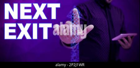 Segnale che visualizza Next Exit (uscita successiva). Panoramica aziendale la seguente via d'uscita o atto di partenza in un luogo o in autostrada Foto Stock