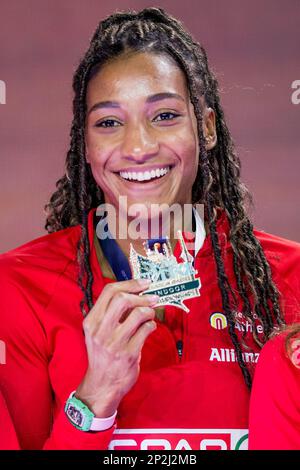 Il belga Nafissatou Nafi Thiam ha ritratto sulla cerimonia del podio del concorso di pentathlon femminile alla 37th edizione dei Campionati europei di atletica indoor, a Istanbul, in Turchia, sabato 04 marzo 2023. I campionati si svolgono dal 2 al 5 marzo. FOTO DI BELGA JASPER JACOBS Foto Stock