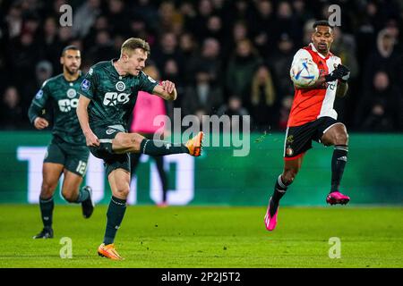 Rotterdam - Johan Hove di FC Groningen, Danilo Pereira da Silva di Feyenoord durante la partita tra Feyenoord e FC Groningen allo stadio Feijenoord De Kuip il 4 marzo 2023 a Rotterdam, Paesi Bassi. (Da Box a Box Pictures/Tom Bode) Foto Stock