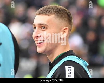 Monchengladbach, Renania settentrionale-Vestfalia, Germania. 4th Mar, 2023. Il centrocampista Borussia Monchengladbach OSCAR LUIGI FRAULO (22) sorride mentre parla con un compagno di squadra nella partita Borussia Monchengladbach-SC Freiburg Bundesliga nel Parco Borussia di Monchengladbach, Germania il 4 marzo 2023. (Credit Image: © Kai Dambach/ZUMA Press Wire) SOLO PER USO EDITORIALE! Non per USO commerciale! Foto Stock