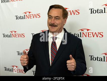 Oxon Hill, Stati Uniti. 04th Mar, 2023. Mike Lindell, CEO di MyPillow, si pone per una foto dopo essere stato intervistato al di fuori della 2023 Conservative Political Action Conference (CPAC) a National Harbor, Maryland, Stati Uniti, Sabato, 4 marzo, 2023. Credit: Ron Sachs /CNP/Sipa USA Credit: Sipa USA/Alamy Live News Foto Stock