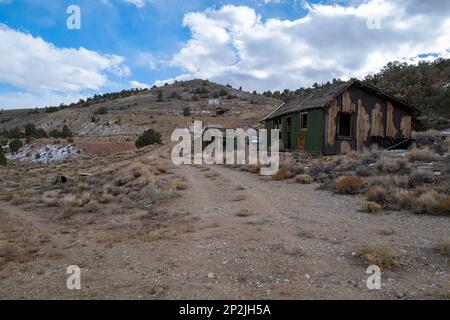 Scava in rovina lungo una strada sterrata in una miniera abbandonata, Nevada, USA Foto Stock