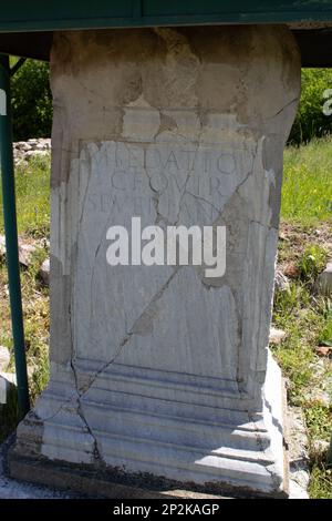 Antiche rovine romane a Colonia Ulpia Traiana Augusta Dacica Sarmizegetusa in Romania Foto Stock