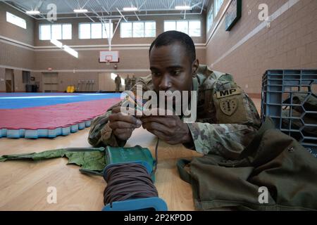 Dante Davis, una squadra leader nella 237th Military Police Company, 54th Troop Command, New Hampshire Army National Guard, nozionalmente innesca una miniera di claymore con il berretto esplosivo durante il compito di guerriero "impiegare una miniera di Claymore" dell'M18A1, Mentre gareggiava nel New Hampshire Army National Guard Best Warrior Competition, febbraio 10, al Edward Cross Training Complex di Pembroke, N.H. Parlando di come ha svolto il compito nozionale, Davis ha dichiarato: “Ho fatto in modo di non toccare il cappuccio di brillamento; toccando il cappuccio di brillamento si può innescare una scintilla che esploderebbe quell'esplosivo nel cappuccio, Foto Stock